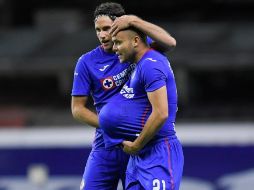 Santiago Giménez y Jonathan Rodríguez en festejo durante el encuentro de este sábado. IMAGO 7