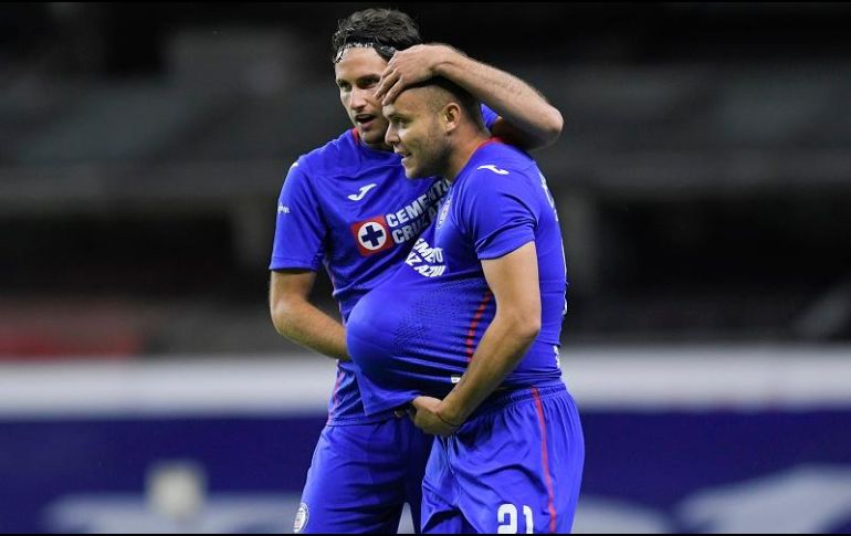 Santiago Giménez y Jonathan Rodríguez en festejo durante el encuentro de este sábado. IMAGO 7