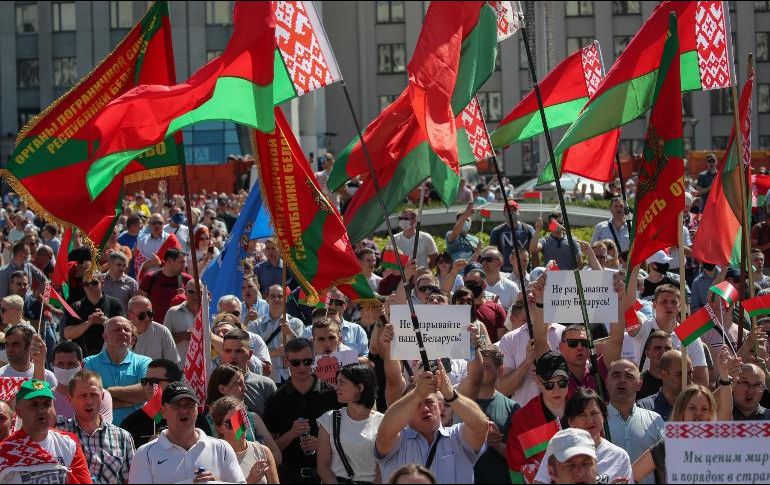 Medios opositores indicaron que muchos de los asistentes fueron trasladados a Minsk en autobuses contratados por las autoridades. EFE / T. Zenkovich