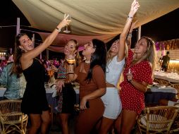 Mujeres bailan en un restaurante al aire libre junto a la playa en Fregene, cerca de Roma. El gobierno teme que la vida nocturna contribuya a aumentar los contagios. AFP/T. Fabi