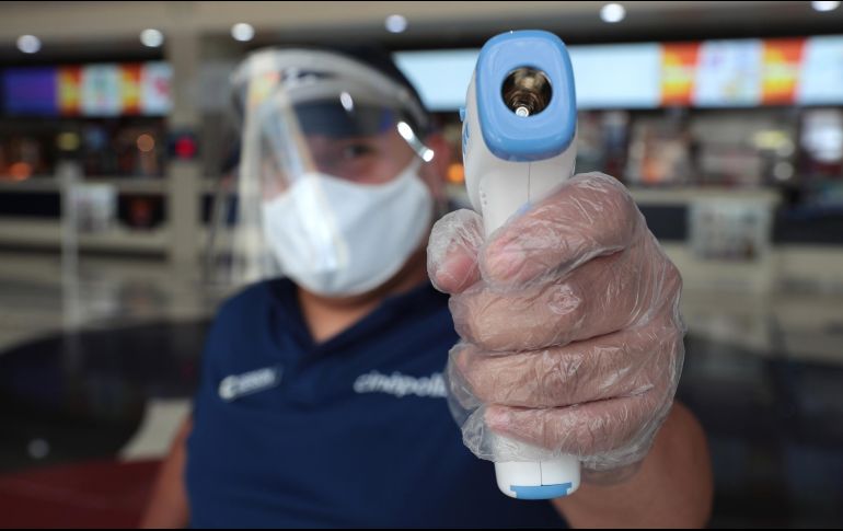 Con el semáforo epidemiológico en naranja, en la Ciudad de México han vuelto a la operación algunos establecimientos como cines y restaurantes, donde se practican protocolos preventivos. EL UNIVERSAL / A. Fernández