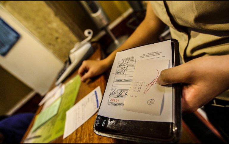 Algunos contribuyentes utilizan facturas falsas para deducir gastos que no están relacionados con actividad real. ARCHIVO