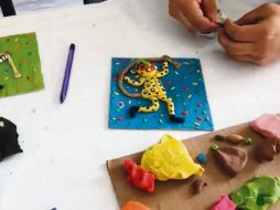 Trabajo. Michelle Serratos y César Camarena elaboraron una pieza de plastilina a partir de un cuento tradicional de Oaxaca. Descubre más actividades en https://www.facebook.com/comudegdl/. ESPECIAL