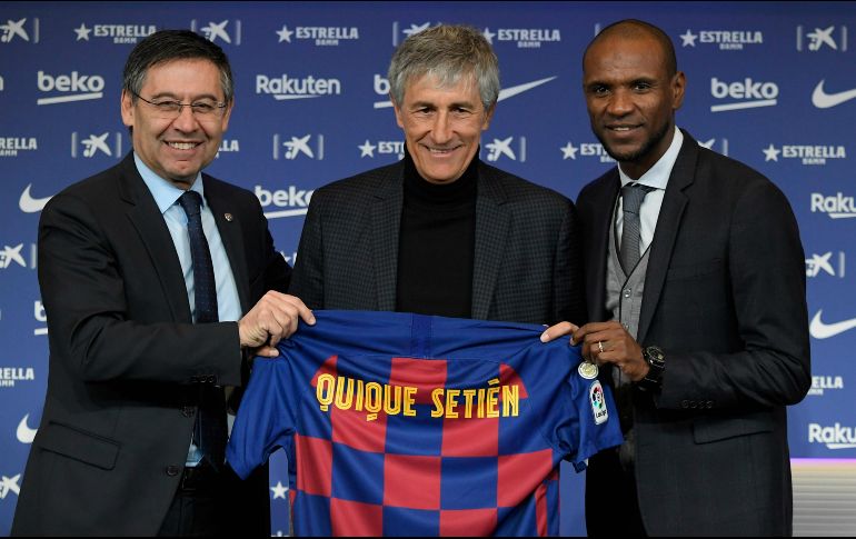 La noticia de la despedida de Abidal (D) se da un día después del cese del entrenador Quique Setién (C). AFP / ARCHIVO