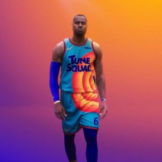 LeBron James presenta el uniforme que utilizará en "Space Jam 2"