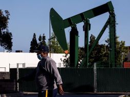 El Brent y el WTI ganaron respectivamente 1.3% y 2.1% ayer lunes. EFE/ARCHIVO