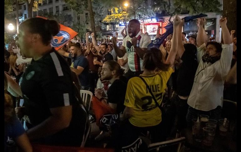 Numerosos grupos de aficionados se agruparon en diversos puntos de la capital francesa y celebraron con el lanzamiento de bengalas y fuegos artificiales. EFE/I. Langsdon