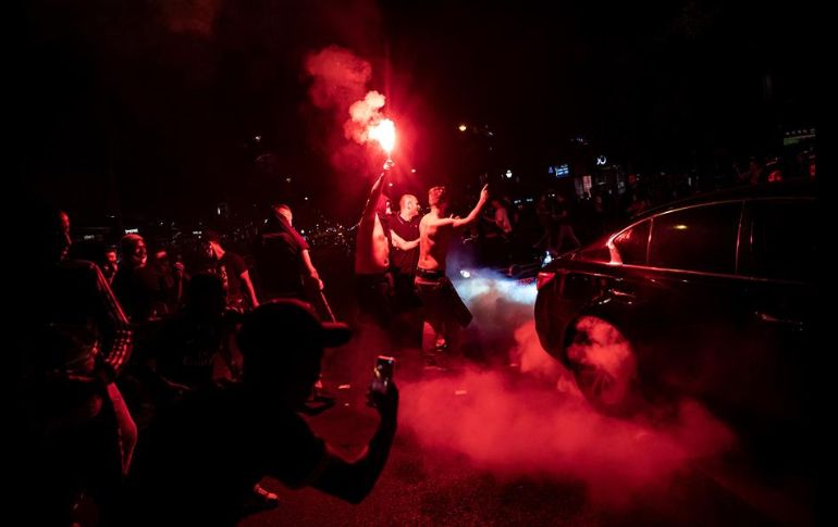 Numerosos grupos de aficionados se agruparon en diversos puntos de la capital francesa y celebraron con el lanzamiento de bengalas y fuegos artificiales. EFE/I. Langsdon