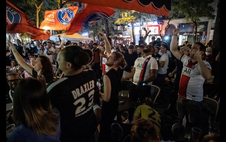 Numerosos grupos de aficionados se agruparon en diversos puntos de la capital francesa y celebraron con el lanzamiento de bengalas y fuegos artificiales. EFE/I. Langsdon