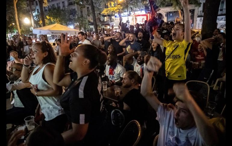 Numerosos grupos de aficionados se agruparon en diversos puntos de la capital francesa y celebraron con el lanzamiento de bengalas y fuegos artificiales. EFE/I. Langsdon