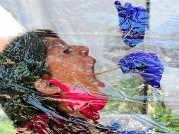 Una mujer se somete a una prueba del COVID-19 en un módulo instalado en un parque de la Ciudad de México. EFE/J. Núñez