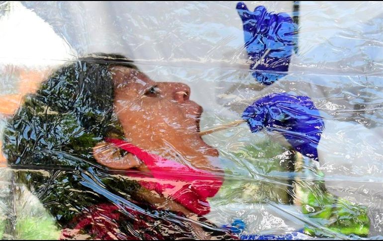 Una mujer se somete a una prueba del COVID-19 en un módulo instalado en un parque de la Ciudad de México. EFE/J. Núñez