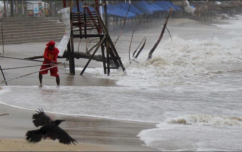 El huracán, que se ubica a 485 kilómetros al sur sureste de Cabo San Lucas, se desplaza hacia el noroeste. EFE/F. Meza