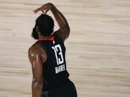 James Harden dio un nuevo recital con 37 puntos y 11 rebotes. AP