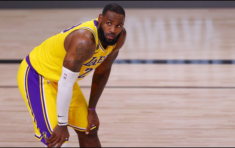 LeBron continúa triturando rivales con su liderazgo. AFP