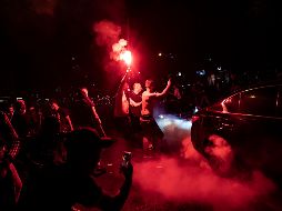 Las escenas de fiesta colectiva que se vivieron anoche en la capital francesa tras el triunfo del equipo francés se produjeron pese a que teóricamente están prohibidas las reuniones de más de diez personas. EFE
