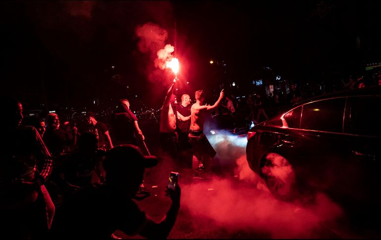 Las escenas de fiesta colectiva que se vivieron anoche en la capital francesa tras el triunfo del equipo francés se produjeron pese a que teóricamente están prohibidas las reuniones de más de diez personas. EFE