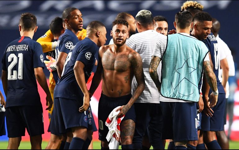 Los protocolos marcan que los futbolistas no harán intercambios de playeras para evitar cualquier posible contagio de COVID-19. EFE / D. Ramos