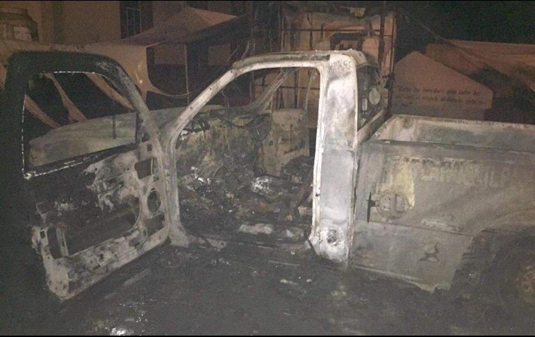 Convocadas a través de redes sociales, unas 200 personas intentaron sacar a los sospechosos por la fuerza. ESPECIAL