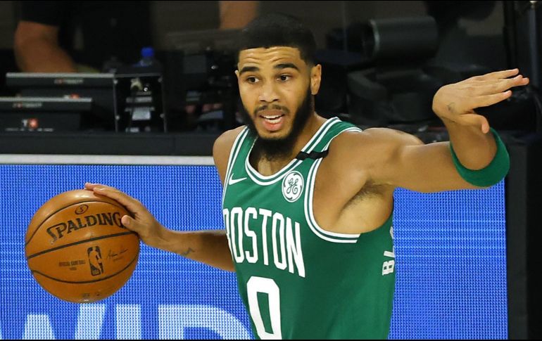 Tatum anotó el máximo de su carrera en los playoffs por segundo partido consecutivo después de anotar 32 en el primer partido el lunes. AFP