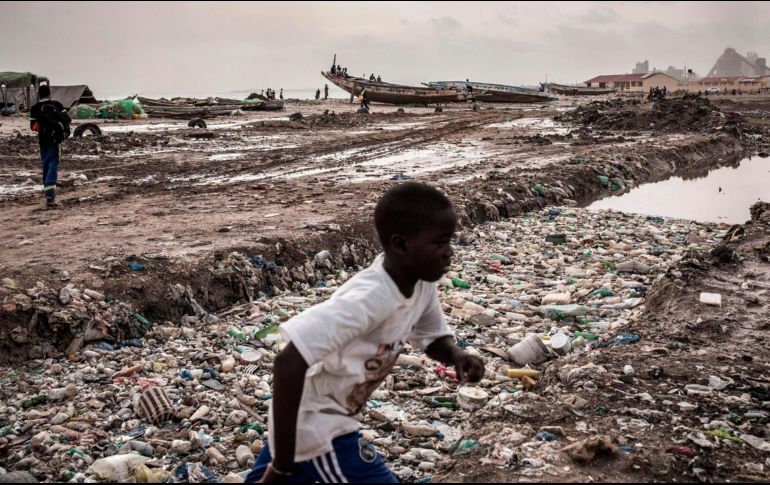 Además, al menos 18 millones de niños y niñas se enfrentan a una mayor inseguridad alimentaria al no contar con el almuerzo que recibían en sus centros escolares. AFP / J. Wessels