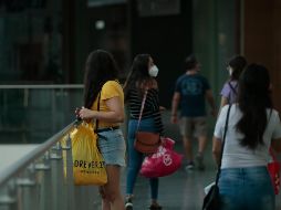 La percepción sobre la posibilidad actual de comprar ropa, zapatos, etc. presenta una caída de 13.6 puntos con respecto al año pasado. EL INFORMADOR/ARCHIVO