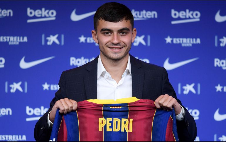 El juvenil Pedri no descarta irse cedido, aunque confía en poder convencer al nuevo técnico,  Ronald Koeman, de que tiene un sitio en el primer equipo. AFP / J. Lago