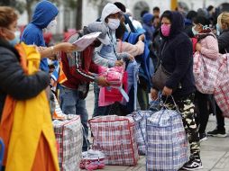 Vendedores ambulantes trabajan en una vía pública en Lima, Perú. El trabajo informal crece cada vez más en América Latina y el Caribe. EFE/P. Aguilar