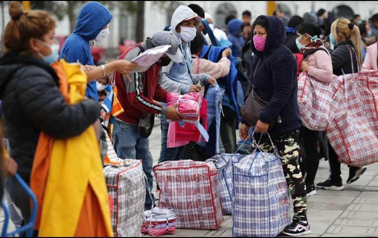 Vendedores ambulantes trabajan en una vía pública en Lima, Perú. El trabajo informal crece cada vez más en América Latina y el Caribe. EFE/P. Aguilar