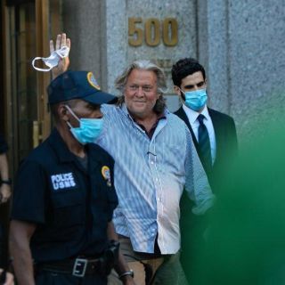 Liberan a Steven Bannon tras aprobarse una fianza de cinco MDD