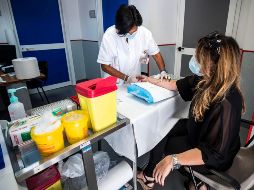 Trabajadores de una escuela en Roma se somete a pruebas de detección ante la cercanía del nuevo ciclo escolar. EFE/A. Carconi