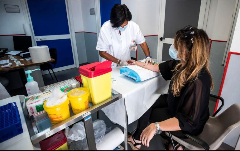 Trabajadores de una escuela en Roma se somete a pruebas de detección ante la cercanía del nuevo ciclo escolar. EFE/A. Carconi