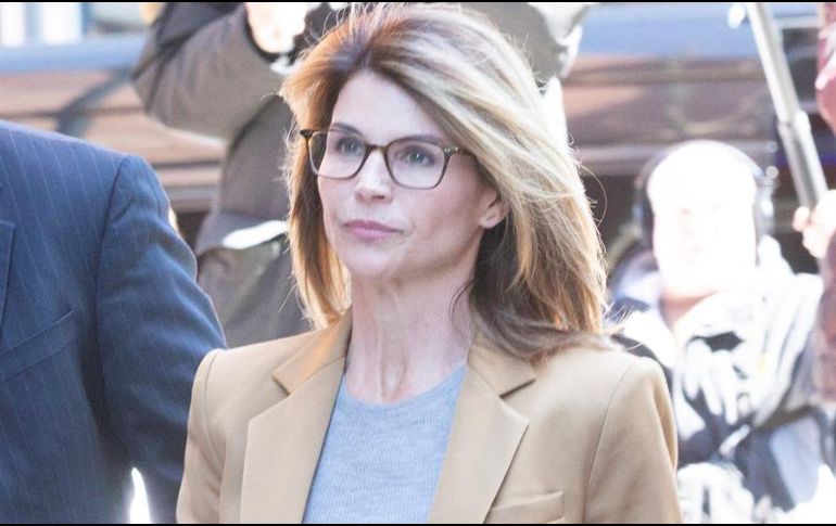 La actriz estadounidense Lori Loughlin llega a una sesión de su juicio en Boston, Massachusetts. EFE/C. Gunther