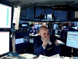 El marcado bursátil se animó por los datos que apuntan a que el sector de servicios registró su primer aumento desde el comienzo del año. EFE/ARCHIVO