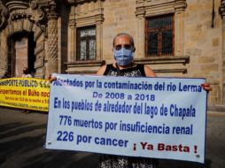 QUE AQUÍ NO OCURRA. Ciudadanos e integrantes del colectivo Un Salto de Vida protestaron en el Centro de Guadalajara para exigir agua limpia en la ciudad, pues no quieren que alguien más viva lo que ellos con el Río Santiago. EL INFORMADOR• F. ATILANO