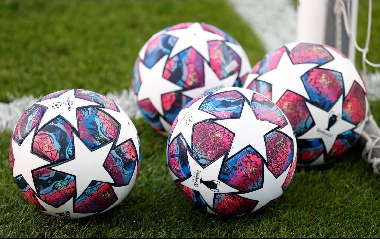Los balones oficiales se muestran antes de la final PSG VS Bayern. AFP / M. Childs