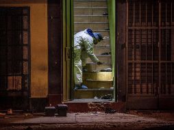 Un perito de la policía registra la salida de la discoteca en Lima. La estampido en el lugar provocó 13 muertes. EFE/ M. Flores