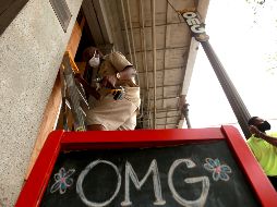 Trabajadores protegen ventanas en Nueva Orleans, Louisiana, previo a la llegada de 
