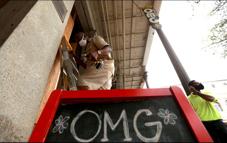 Trabajadores protegen ventanas en Nueva Orleans, Louisiana, previo a la llegada de 
