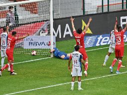 QUÉ OSO. Rodríguez quiso detener la pelota con las dos manos hacia adelante y ésta se le escurrió y terminó en la red. IMAGO7