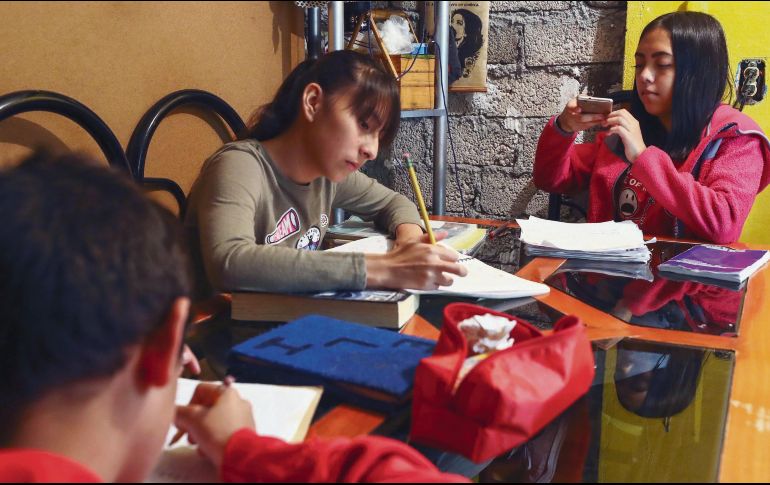 A DISTANCIA. Desde hoy, los alumnos de educación básica tomarán clases desde sus casas. SUN