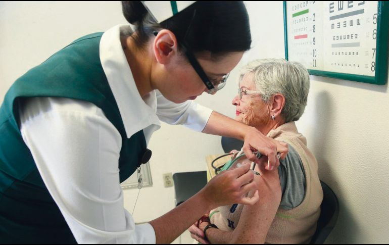 ADULTOS MAYORES. Es uno de los grupos a los que se dirige la campaña, junto con los menores de cinco años. ARCHIVO