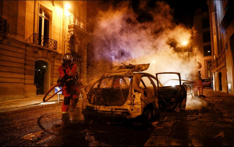 Los actos vandálicos los realizaron cerca del estadio del PSG y en la avenida de los Campos Elíseos. AFP / ARCHIVO