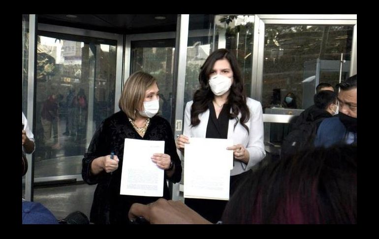Xóchitl Gálvez (i) y Kenia López (d) frente a una de las sedes de la Fiscalía en la Ciudad de México. TWITTER@kenialopezr