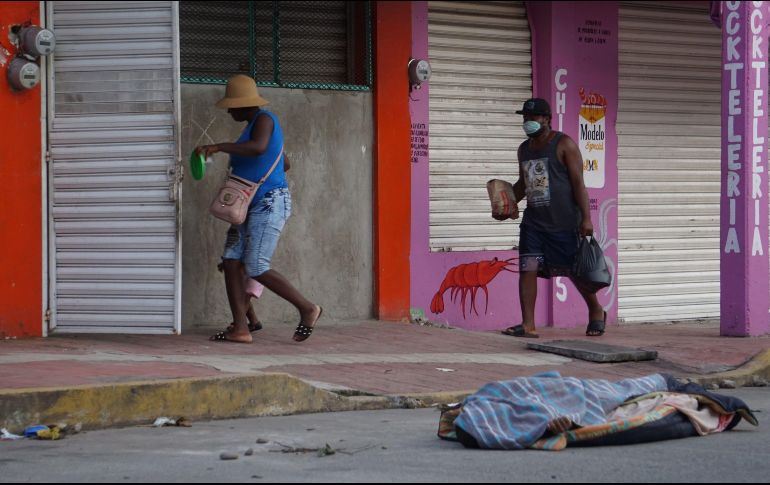 Compañeros de cuarto del fallecido dijeron que tuvieron que sacarlo a la calle debido a que ninguna autoridad acudía a levantar su cuerpo. EFE/M.Blanco