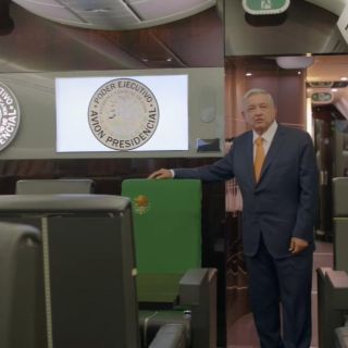 A bordo del avión presidencial, AMLO promociona los "cachitos" para la rifa