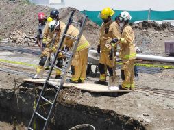 Elementos de Protección Civil y Bomberos de Zapopan rescataron el cuerpo de la víctima. ESPECIAL
