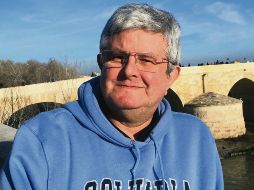 INVESTIGADOR. José Ramón Calvo coordinó el trabajo de especialistas en el área médica y social para ofrecer un texto plural sobre la pandemia. CORTESÍA