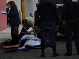 Oficiales localizan en la calle al masculino sin signos vitales, de 35 años aproximadamente, con vestimenta color negro, tenis negros, tez morena, barba, con lesiones en su economía corporal. EL INFORMADOR / ARCHIVO