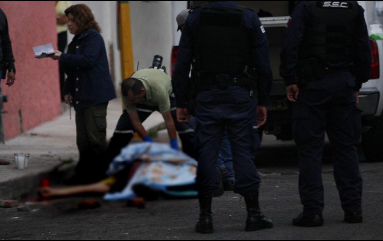 Oficiales localizan en la calle al masculino sin signos vitales, de 35 años aproximadamente, con vestimenta color negro, tenis negros, tez morena, barba, con lesiones en su economía corporal. EL INFORMADOR / ARCHIVO